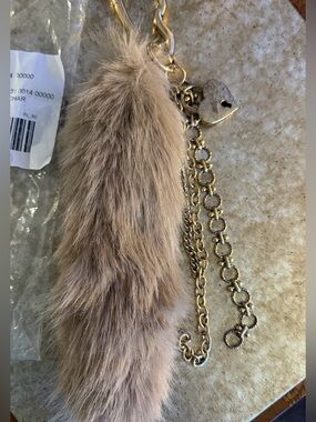 FREE PEOPLE Fluffy Tail Bag Charm BNWT
Tan,Called (Neutral on the shipping bag)